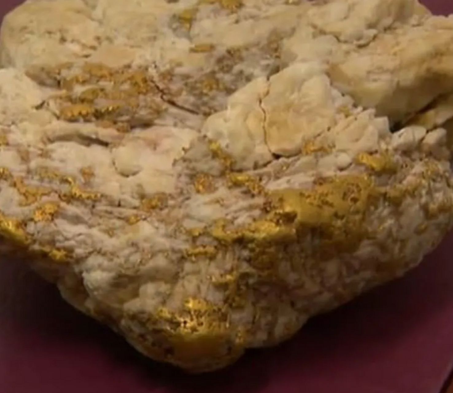 6公斤重天然金块 澳洲男子用金属探测器找到4.6公斤天然金块,含有2.