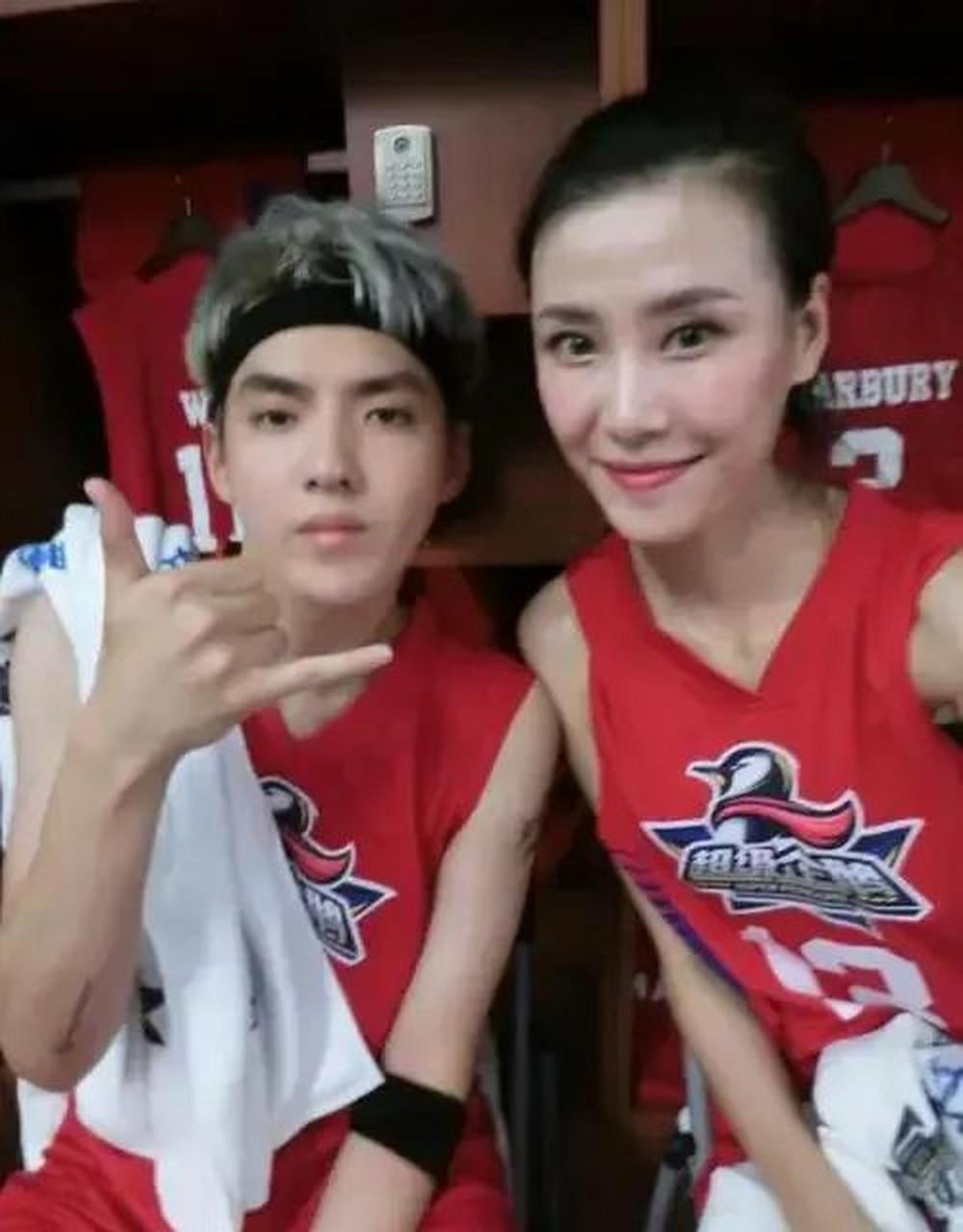 gif创作人# 现在再回头看看吴亦凡和那些女明星们的合影,才发现他跟