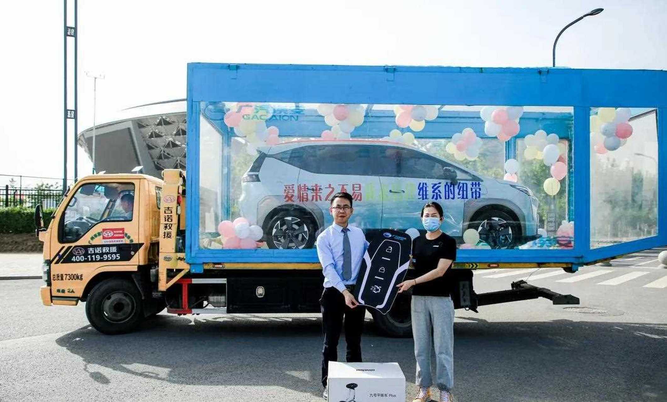 5月6日,有网友私信说咸阳街头出现了一辆拉着透明车厢的货车,上面装着