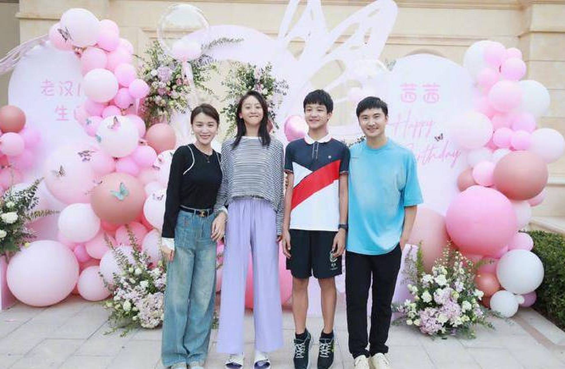 叶一茜晒全家福庆生,森碟搞怪踮脚超可爱!