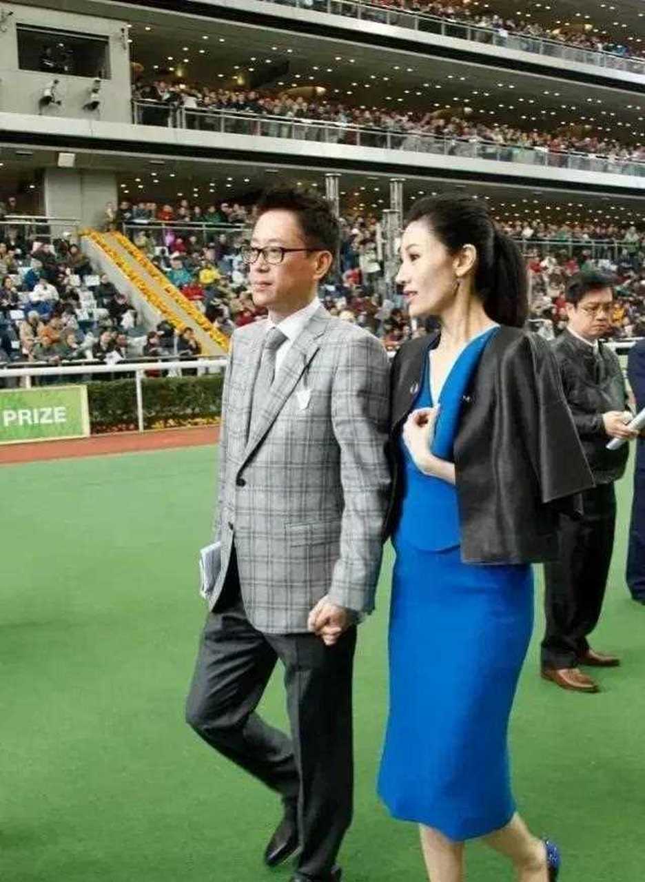 李大美人真是幸福,年轻时看遍花花世界,适当的年龄就嫁入豪门,老公