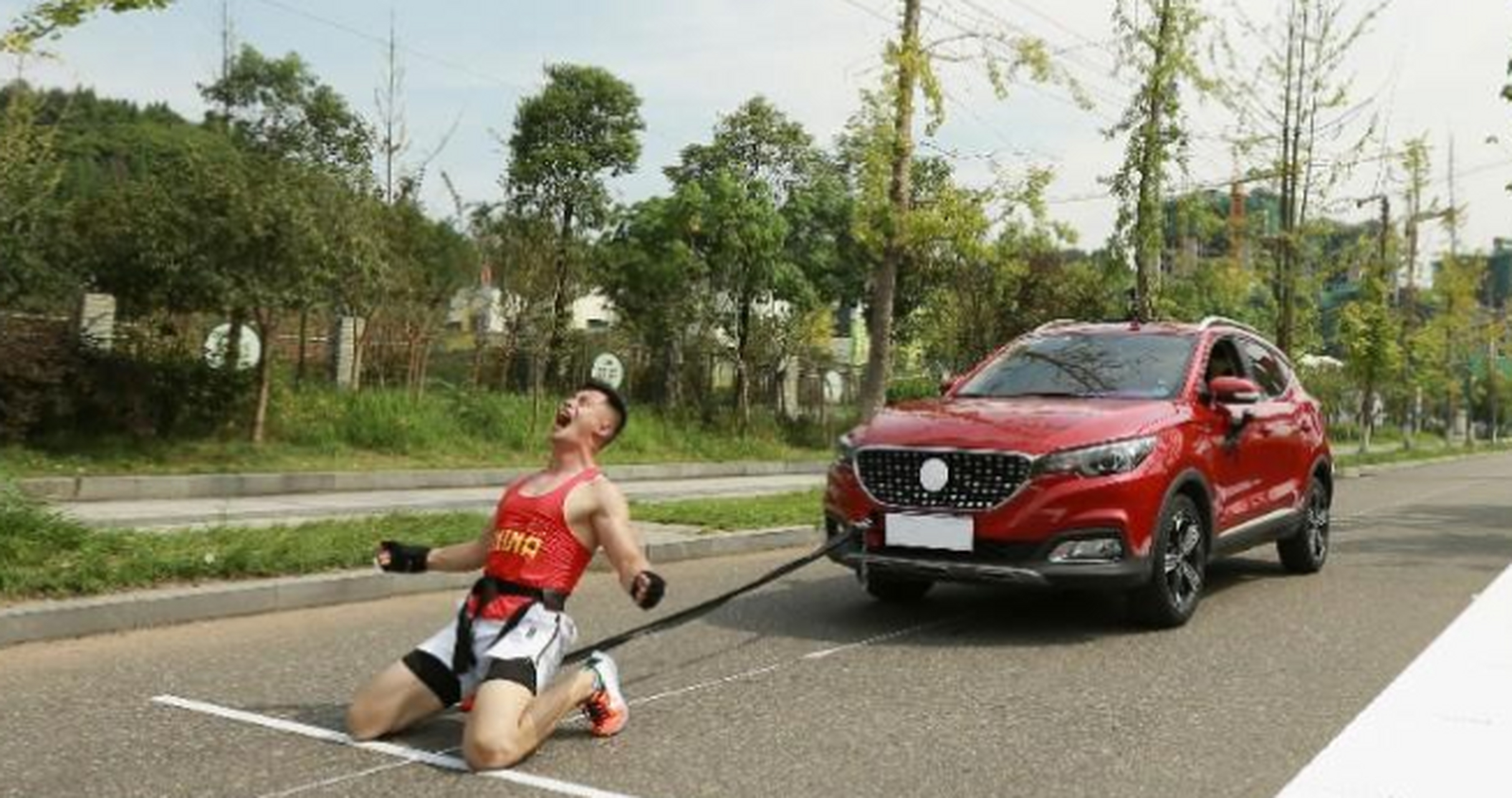 一名来自中国蓬莱县的张爽用倒立方式拉车50米,成功地以1分13.