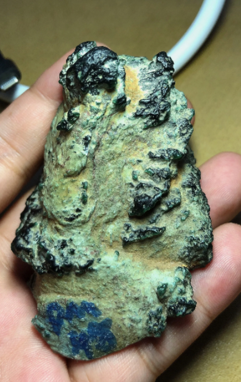 点击头像看直播##翡翠原石#32克南齐脱沙冰老蓝水,起胶起荧,罡味首沣