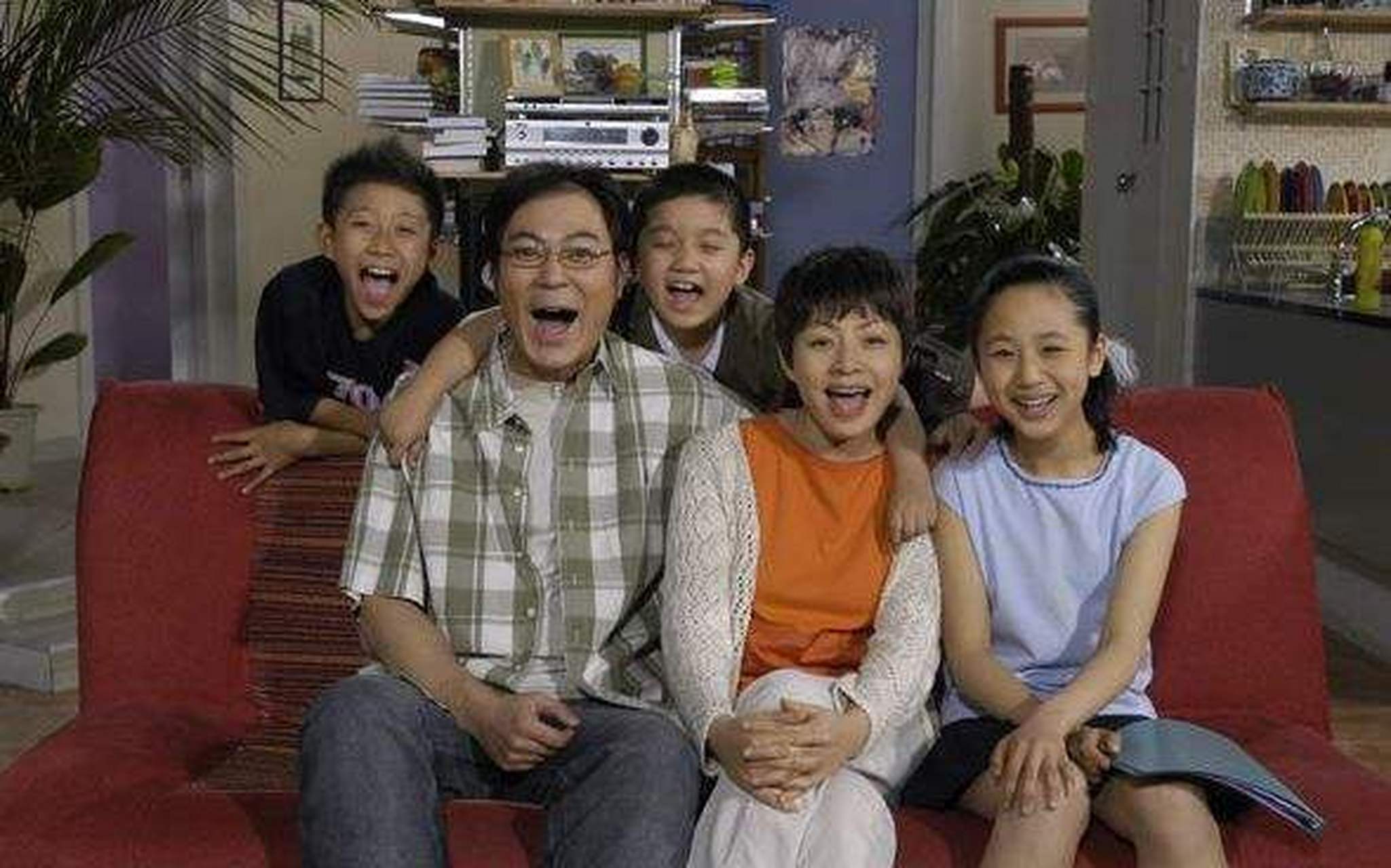 里面的三个熊孩子,她们跟着父母重组家庭生活,在这样一个家庭里,三个