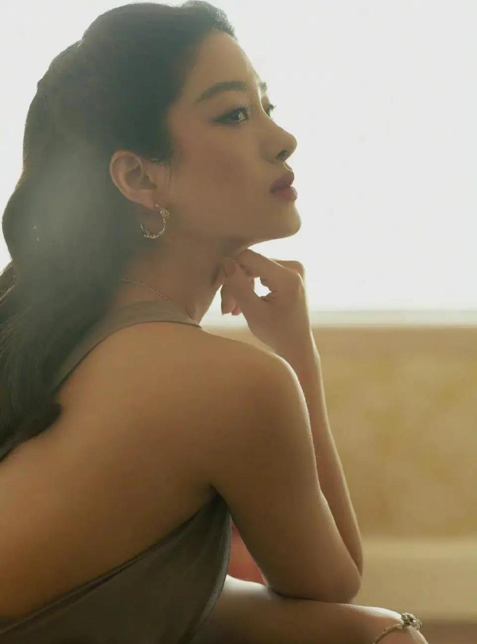 杨采钰时尚写真.身穿礼服搭配卷发红唇,风情万种好迷人,太优雅了吧!