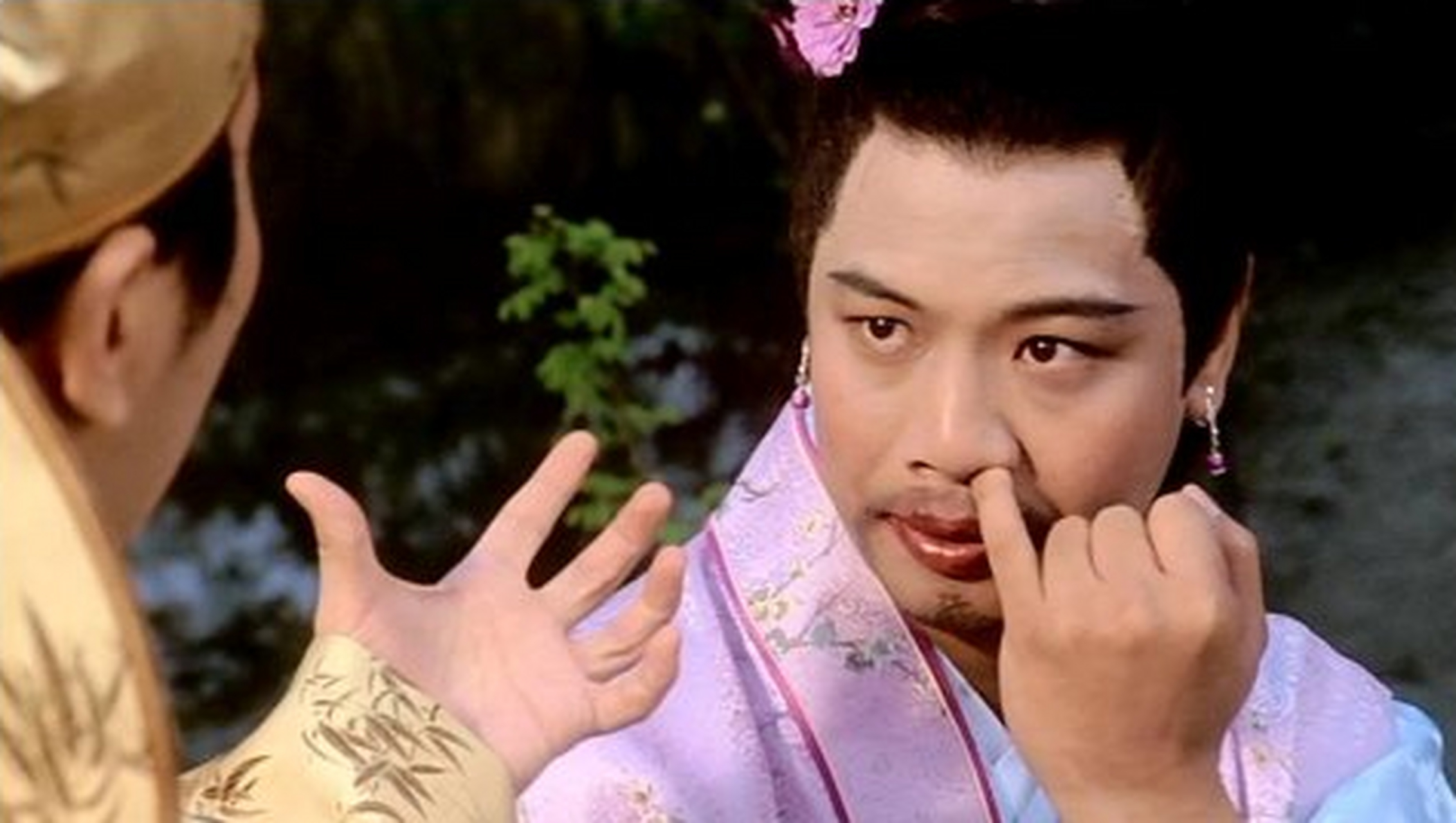 比如那个抠鼻孔的如花,真名叫李健仁