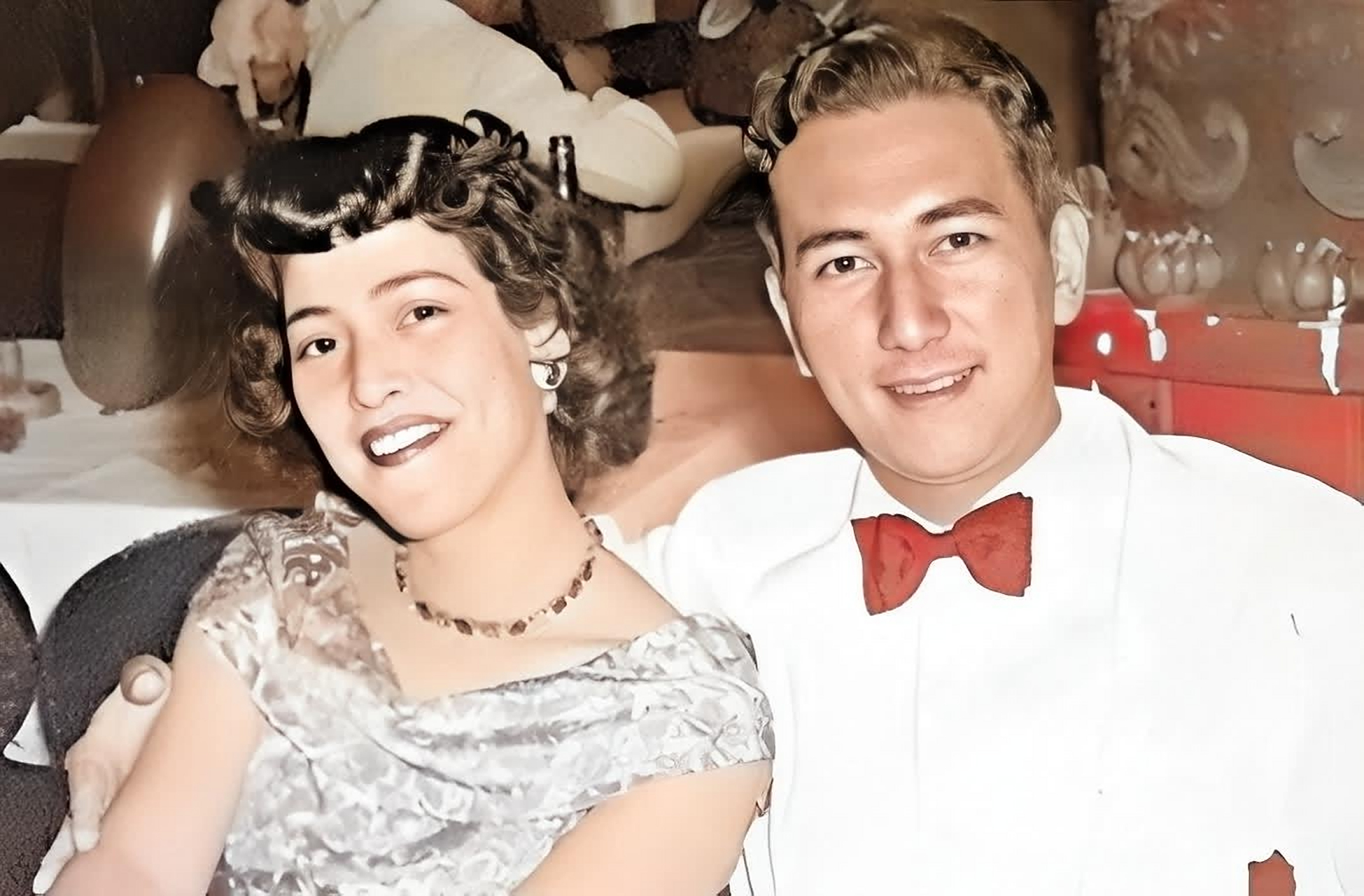 20世纪40年代,赌王何鸿燊与他的第一任妻子黎婉华合影!