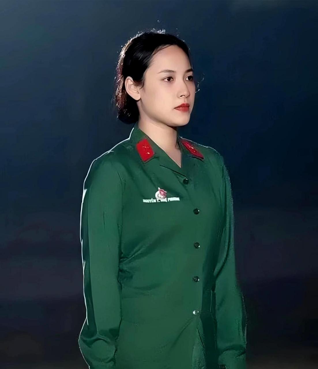 2012年,一位越南女兵因其美貌和精神面貌而在网络上走红