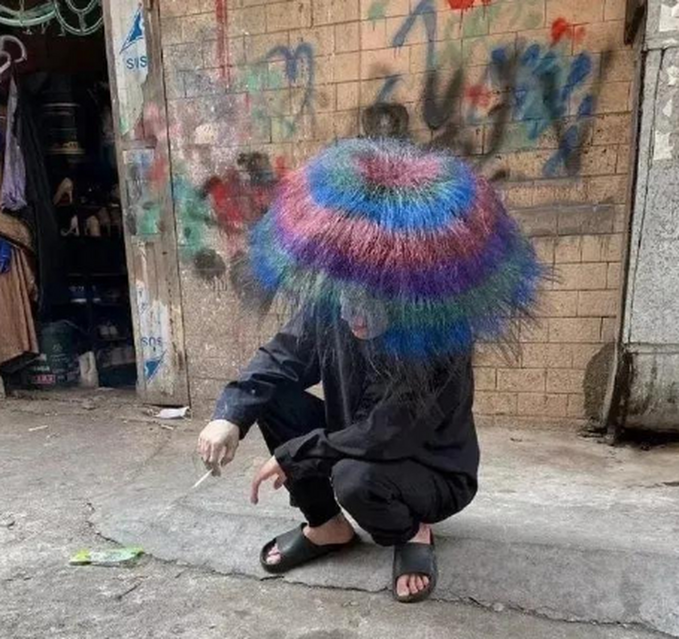 这是最新款的雨伞发型吗?遇到刮风天气怎么办?