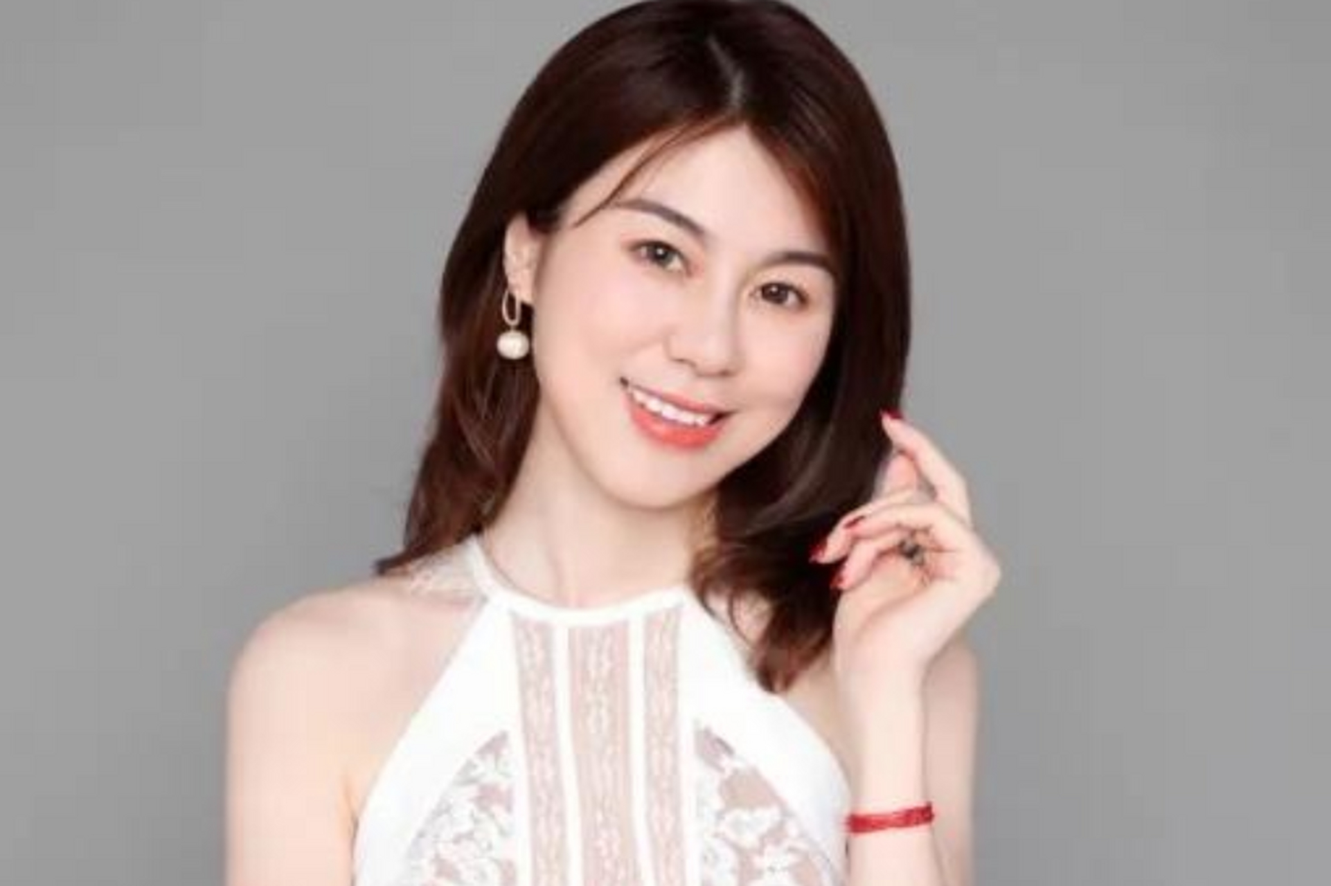 然而,日子还在继续,刘颖婷变得异常努力,赢得了"拼命三娘"之称.