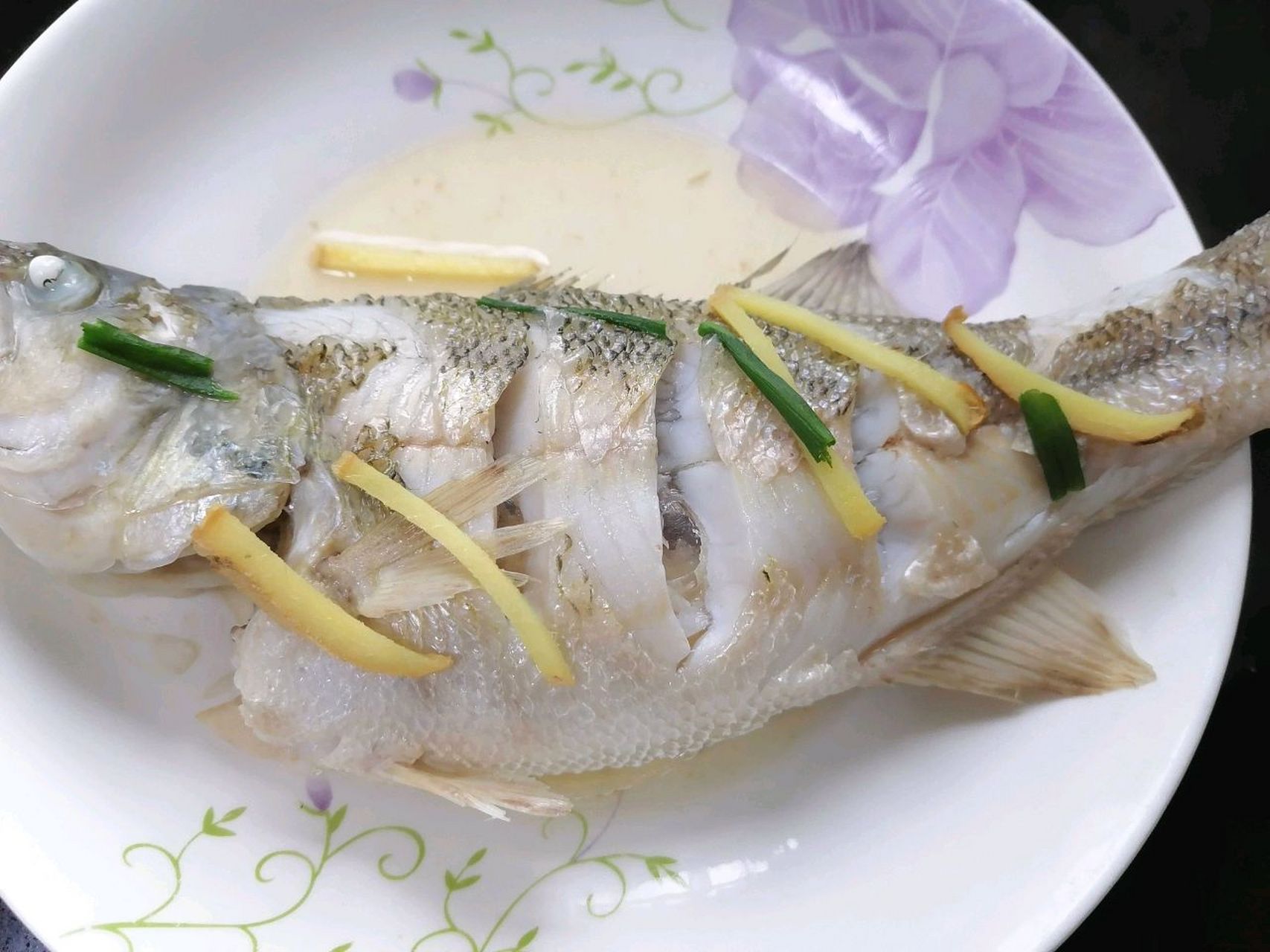 葱油鲈鱼 鲈鱼肉质洁白肥嫩,细刺少,无腥味,味极鲜美,富含丰富的蛋白