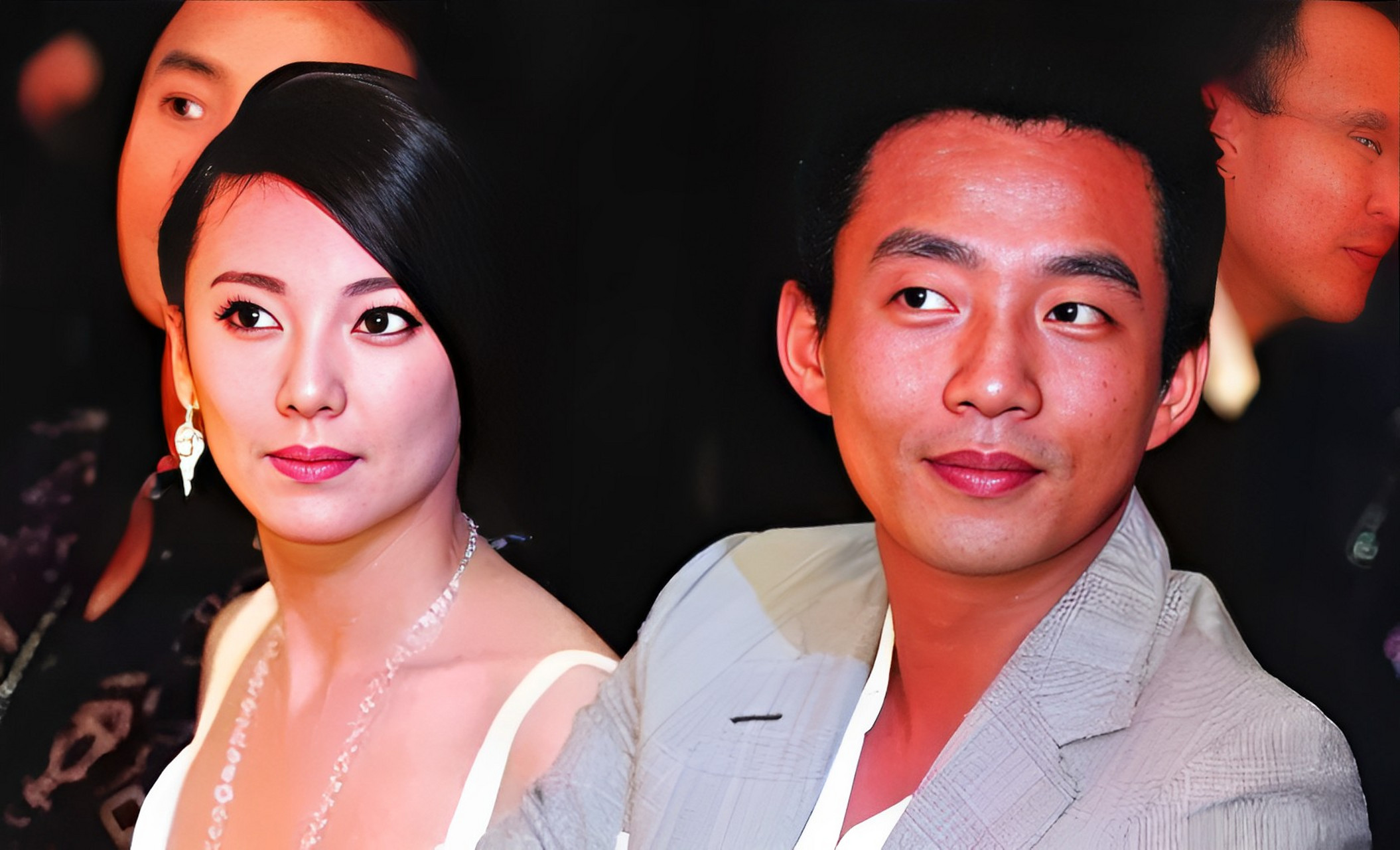 一天晚上,在许多人面前,张雨绮扇了汪小菲一巴掌,然后他的男朋友砰的