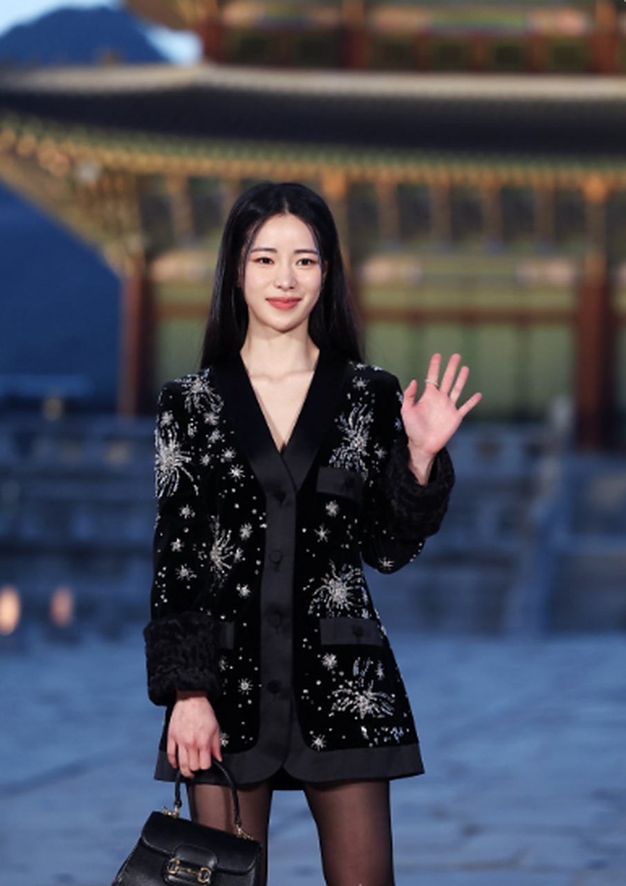 韩国女星林智妍近日出席了gucci 2024早春首尔大秀,以高贵典雅的造型