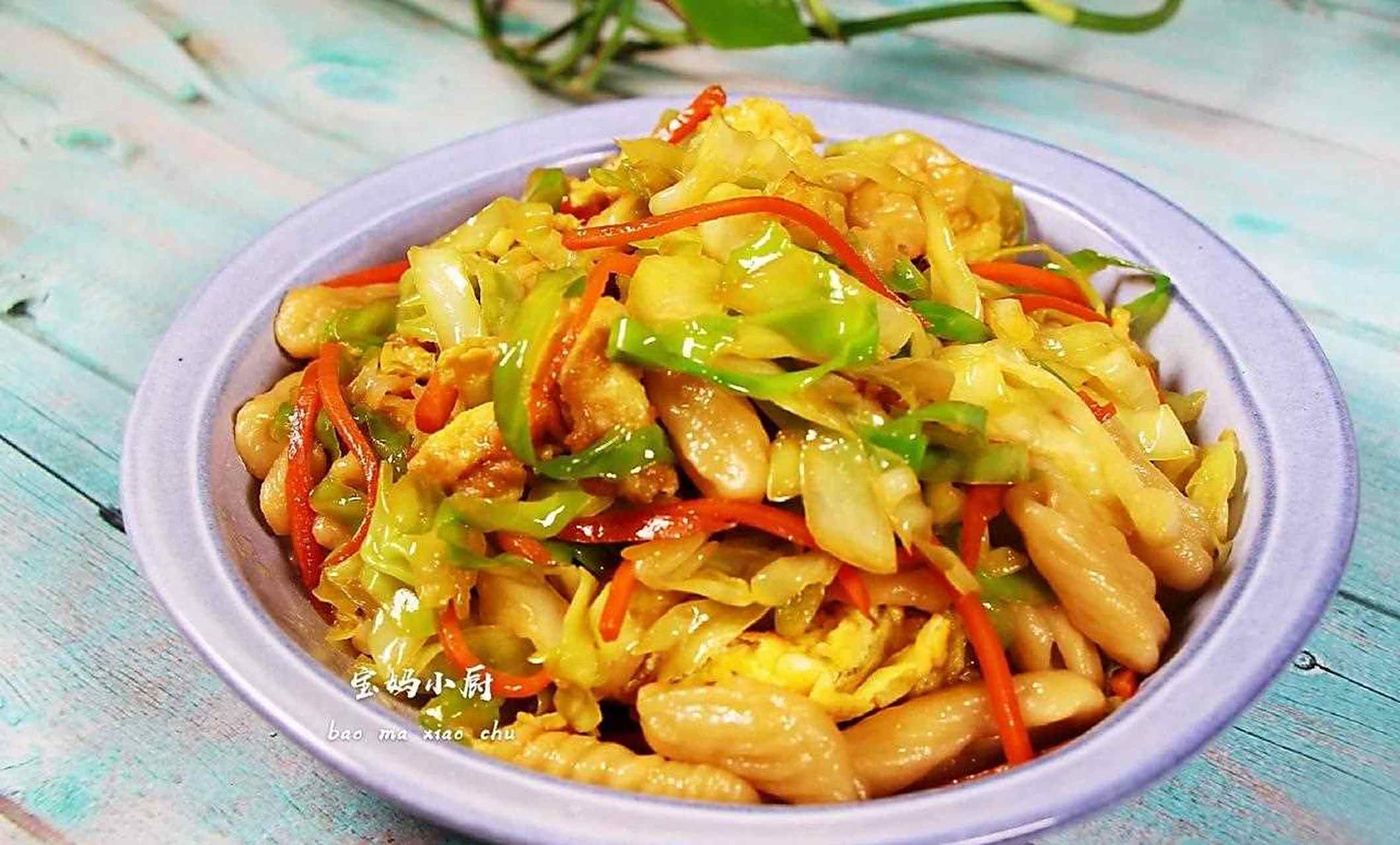 早餐:杂蔬鸡蛋炒麻食,葡萄干牛奶燕麦粥.