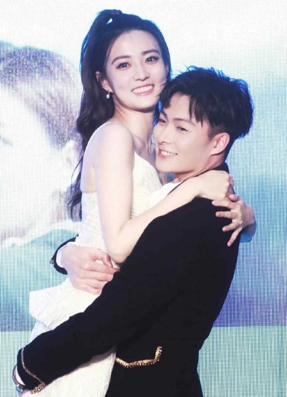 张铭恩徐璐两人真单配,颜值超赞,徐璐笑的好甜啊,两人好有夫妻相啊!