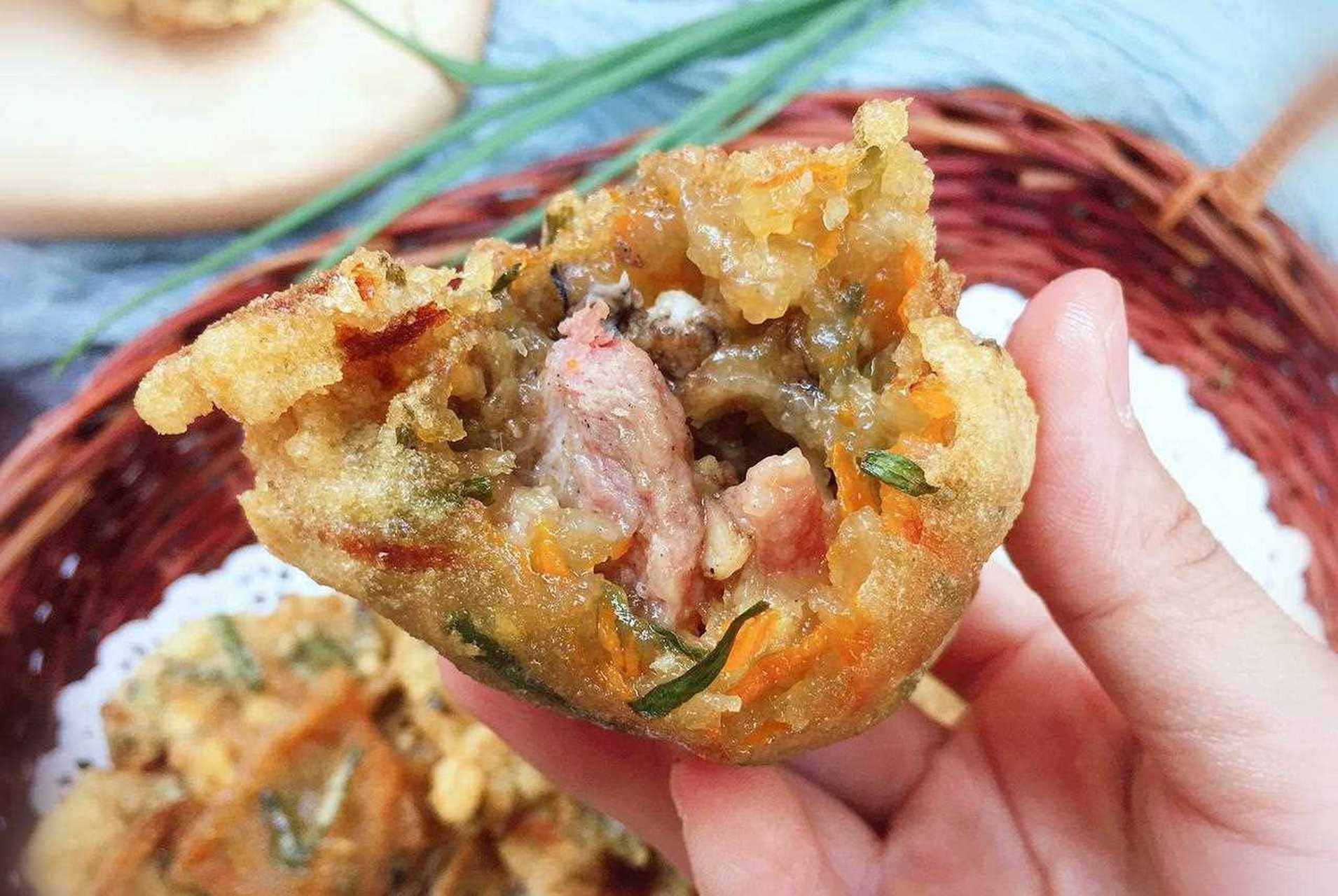 浮粿又称"泉港普粿""泉港普甲",刚炸出来的浮粿,有着独具高颜值六角