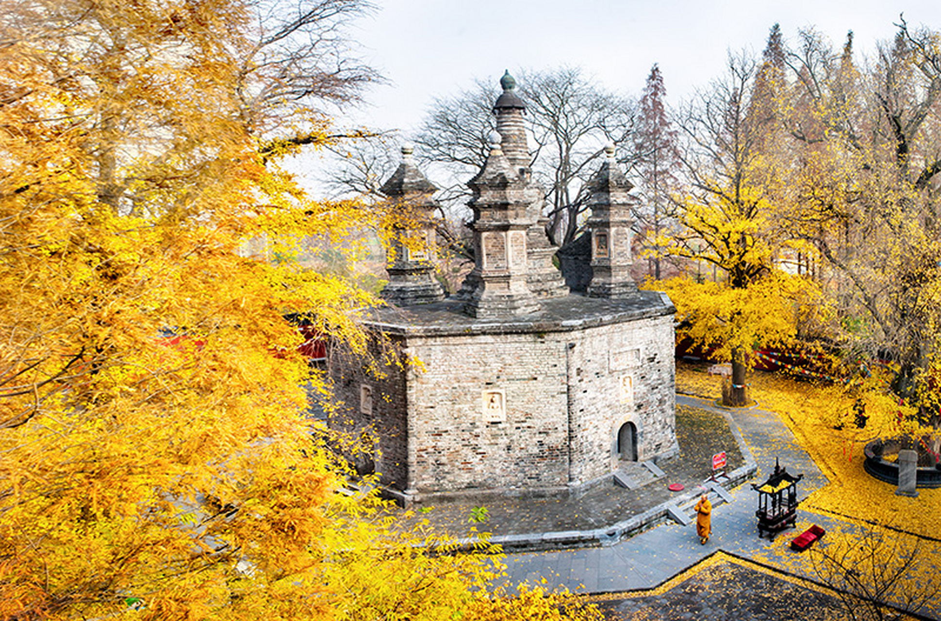广德寺内多宝佛塔旁有一株银杏,高约35米,需4人合抱.