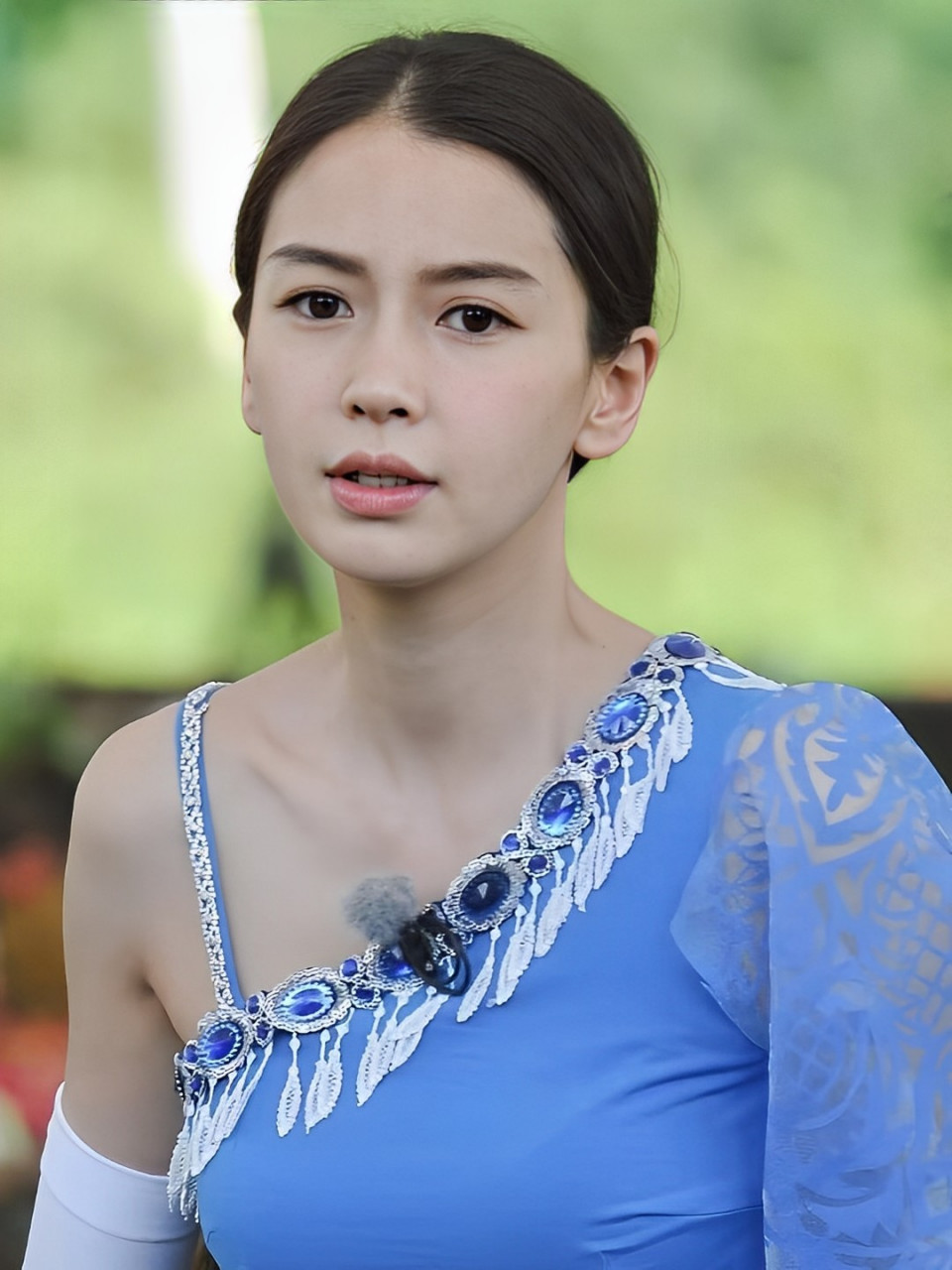 出生于时尚模特的baby·杨颖,走出墙来时,还是一如既往的美丽和知性.