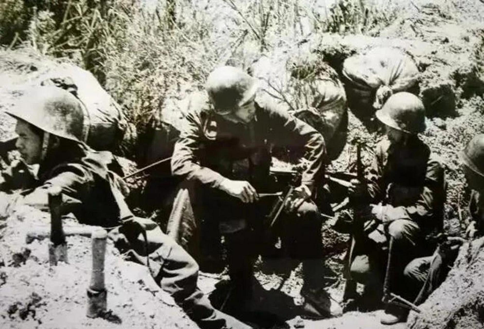 1986年,老山前线接连暴雨,61师师长刘登云站在指挥所门前若有所思