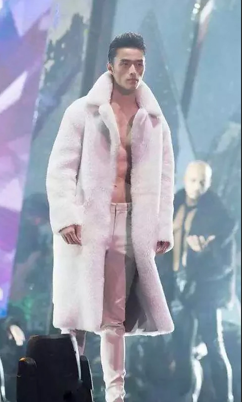 赵磊是怎么做到脱衣全是肌肉,穿衣像骨头这种形态的呢?