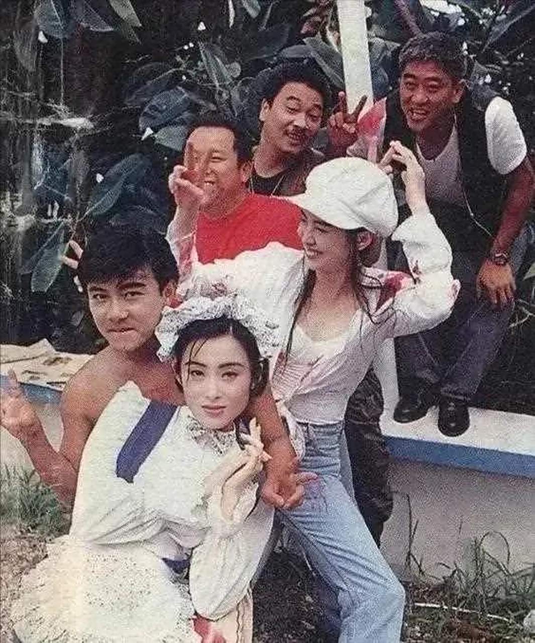 90年代,几位男女影星的合影,他们的表情和姿势十分搞笑,充满了乐趣.