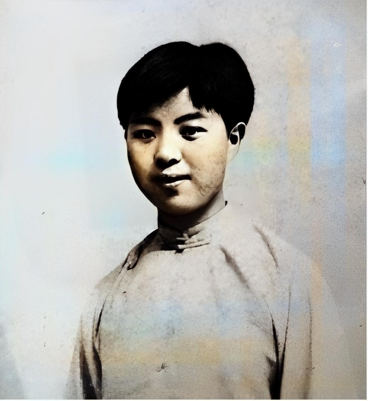 1926年3月,刘和珍她永远地离开了这个世界,身上缠着的绷带显示了她