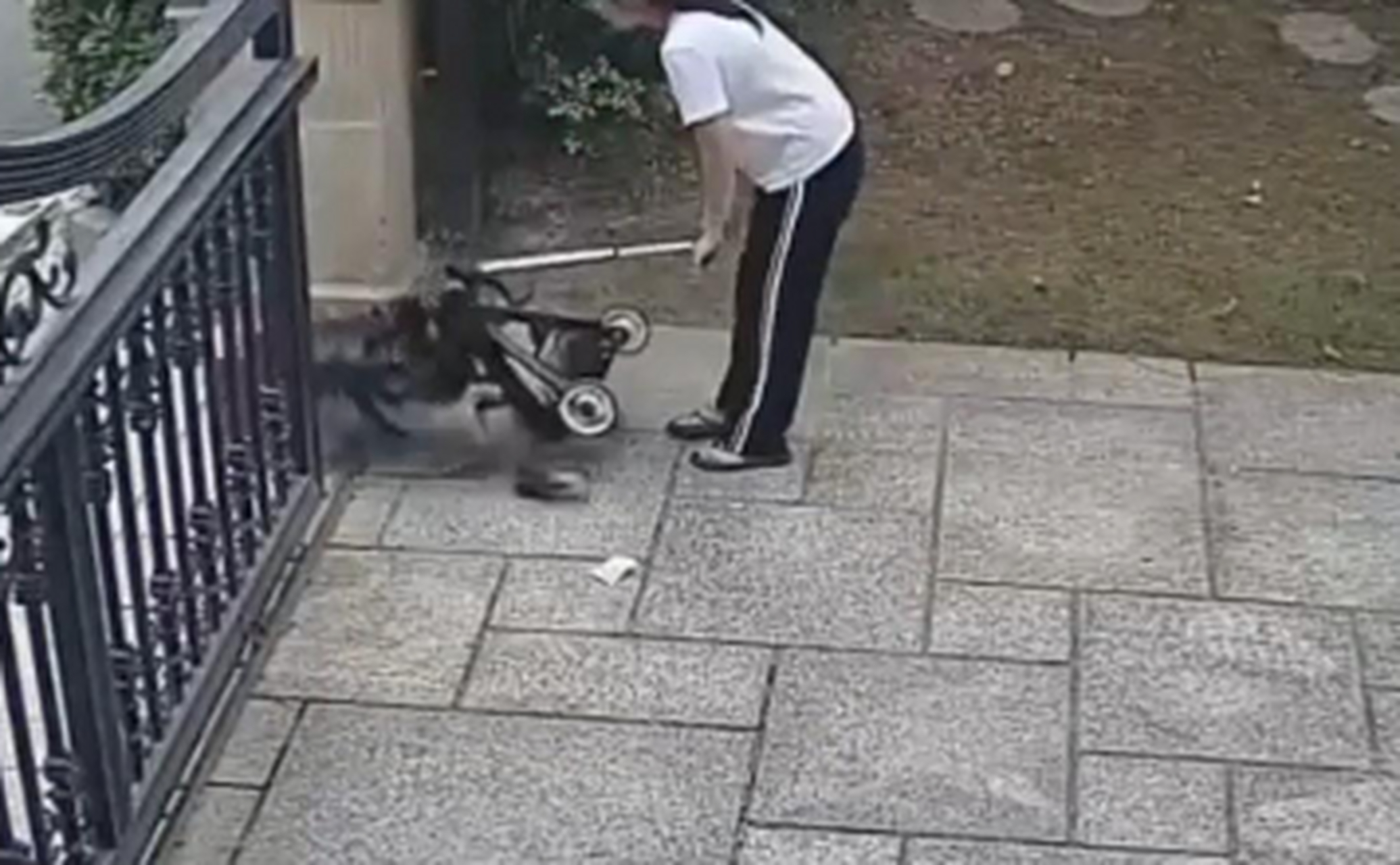 姐姐推婴儿车把宝宝摔个脸着地!  意外磕碰导致的皮肤擦伤应该怎么办?