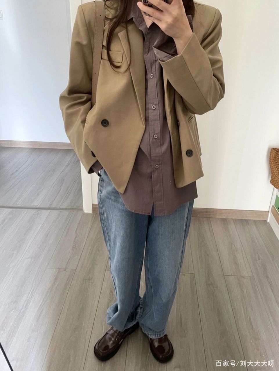 始祖鸟硬壳棕色女款穿搭的简单介绍