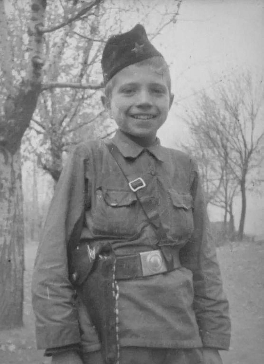 老照片# 卫国战争期间的苏联童兵与游击队群像 苏联在战争期间,有