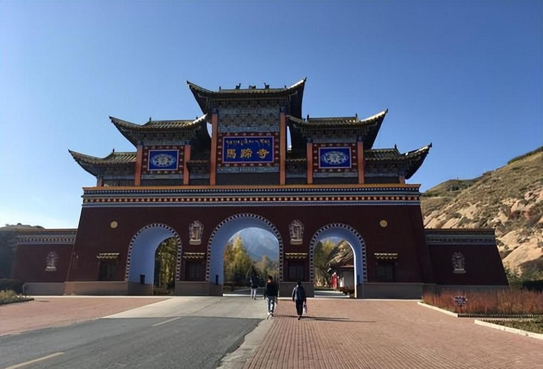马蹄寺位于中国甘肃省肃南裕固族自治县,是一个有着