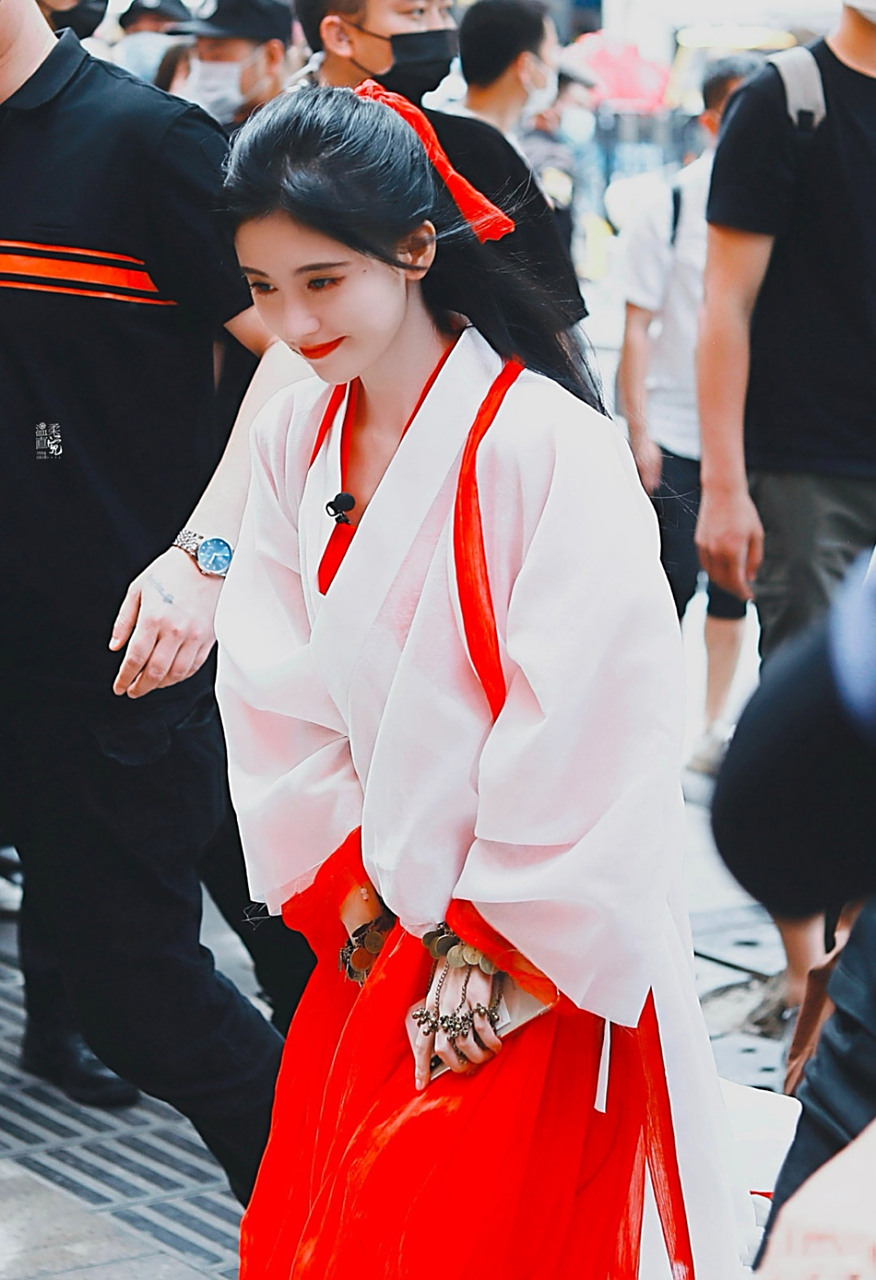 鞠婧祎cos"紫霞仙子"也太仙太美了,头缠红色纱巾,身穿红白相间的汉服