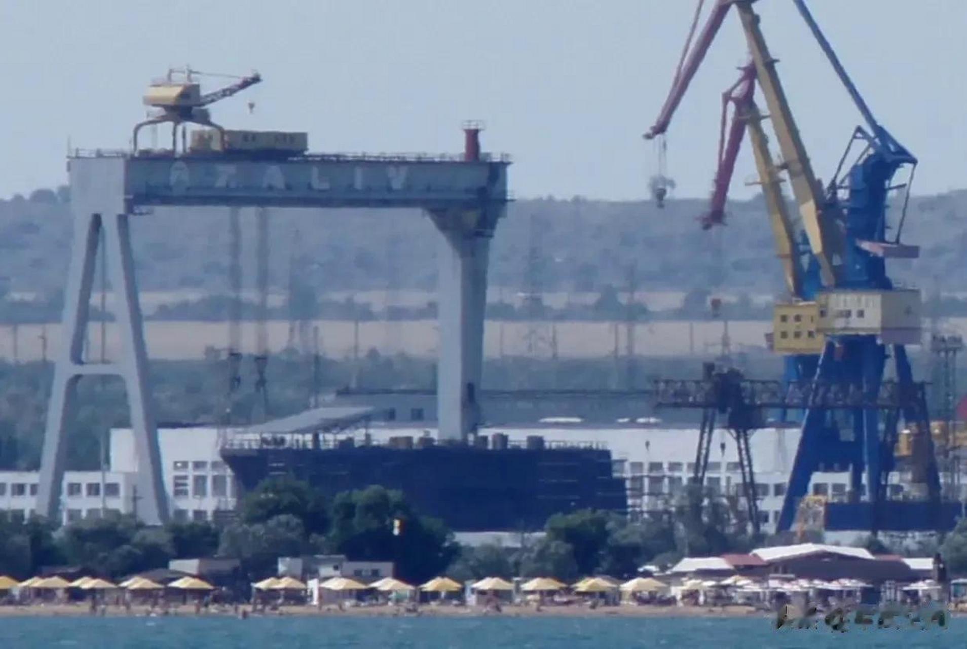 俄罗斯23900型两栖攻击舰建造3年,还只见一个舰首,建造进度极度缓慢