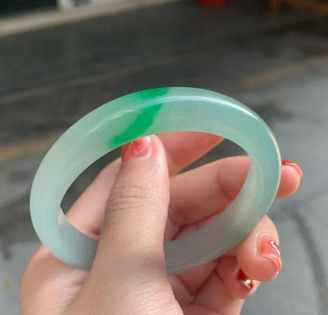 爱尚玉珠宝##点击头像看直播# 不会不吸睛的镯子,冰种阳绿翡翠手镯