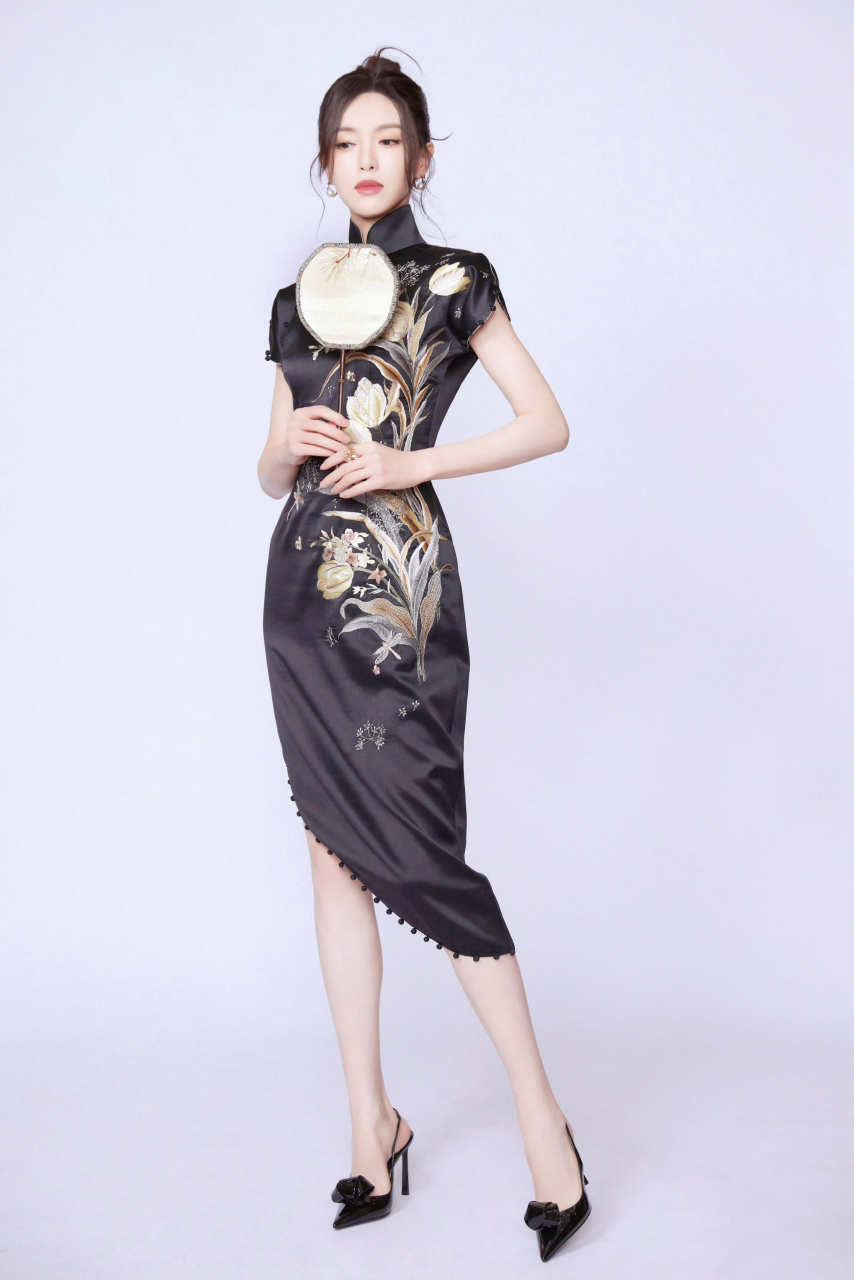 唐嫣最新发布的黑色旗袍!真美
