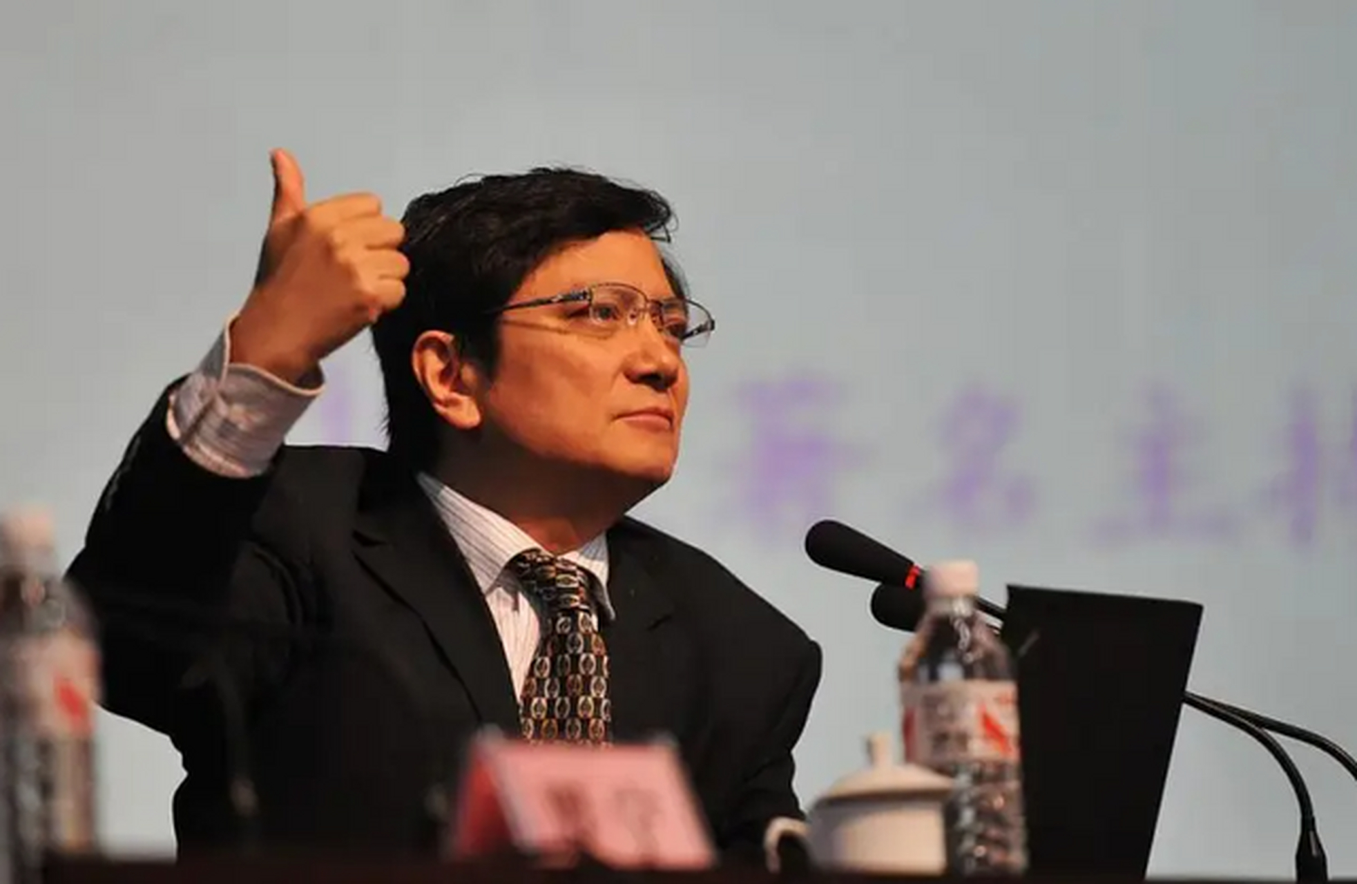 "郑强滚出贵大!