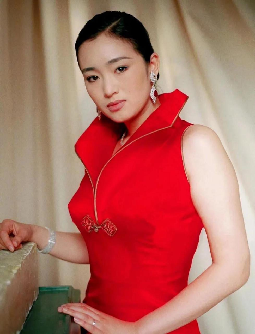 在上世纪90年代,巩俐身穿一身红色旗袍,美丽而优雅地出现在众人面前.