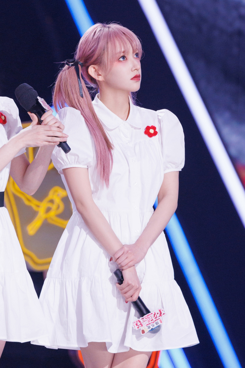 程潇 粉发洋娃娃造型,眼神当中还有一丝俏皮可爱