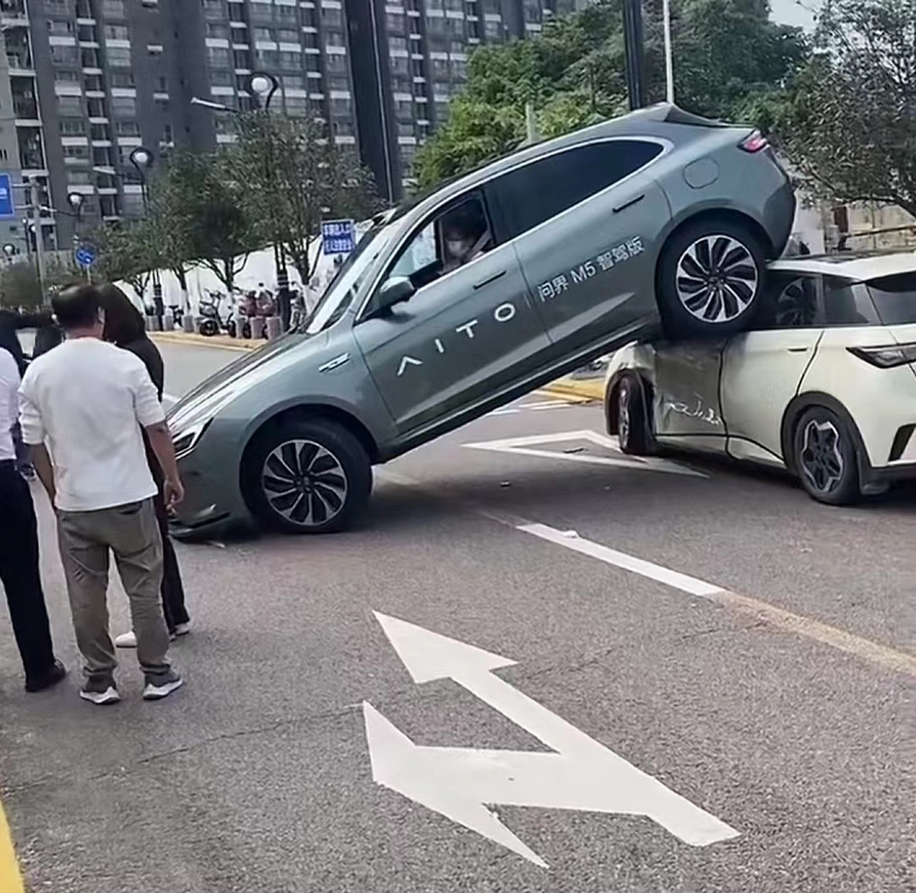 东莞一位客户在试驾问界m5智驾版时,误把油门当刹车,开到了比亚迪海豚