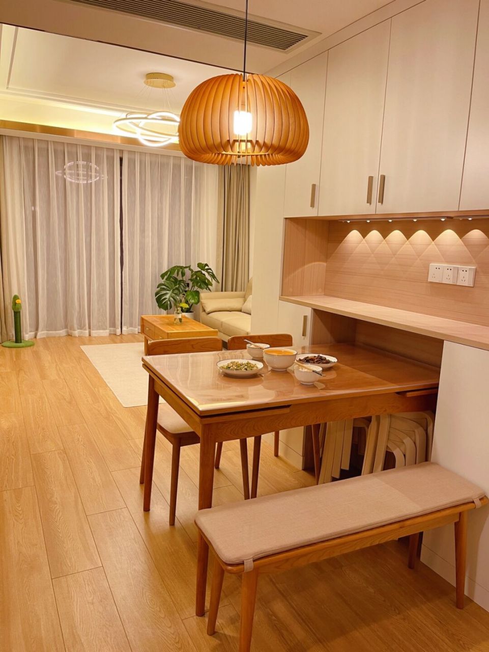 89平原木风小餐厅来了,实在是太温馨了  我的樱桃木餐桌用了一段时间