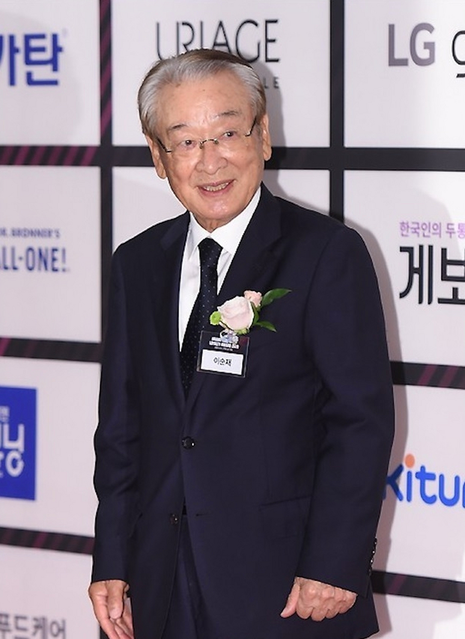 85岁资深男星李顺载有"国民爷爷"称号,曾演出韩国人气综艺节目《花样