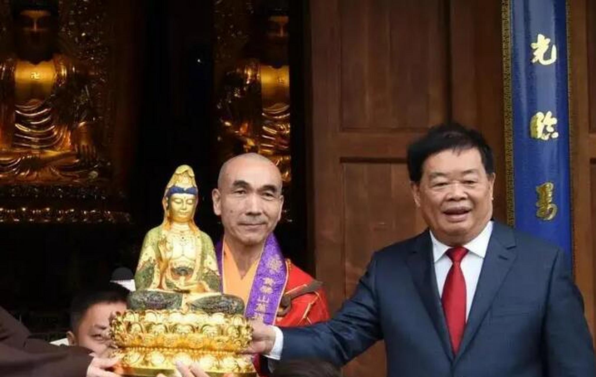 曹德旺到万福寺参观,见寺庙破烂不堪,方丈直言不讳:重修斋堂需要1600