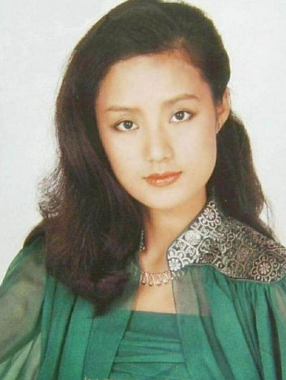 他说,自己的爷爷是杀人犯,奶奶豪宅藏金库,母亲洗钱,父亲频繁出轨