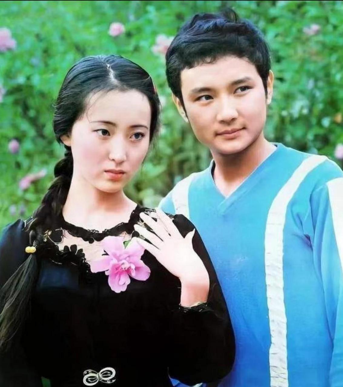 1985年,"包二爷"欧阳奋强和"林黛玉"陈晓旭在北京时留下了珍贵的合影.