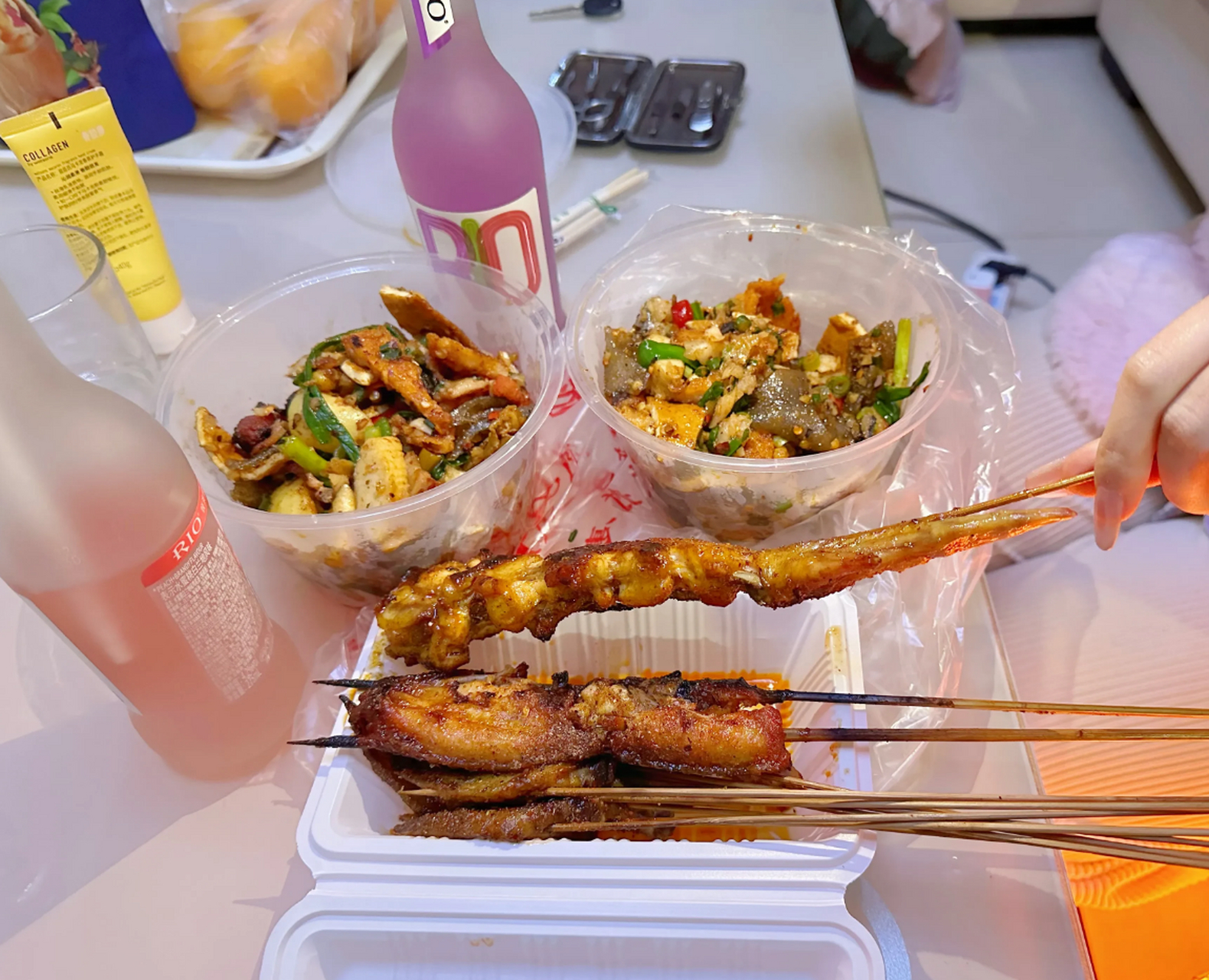 图一,重庆朋友吃夜宵 图二,上海朋友吃夜宵 图三,新疆朋友吃夜宵