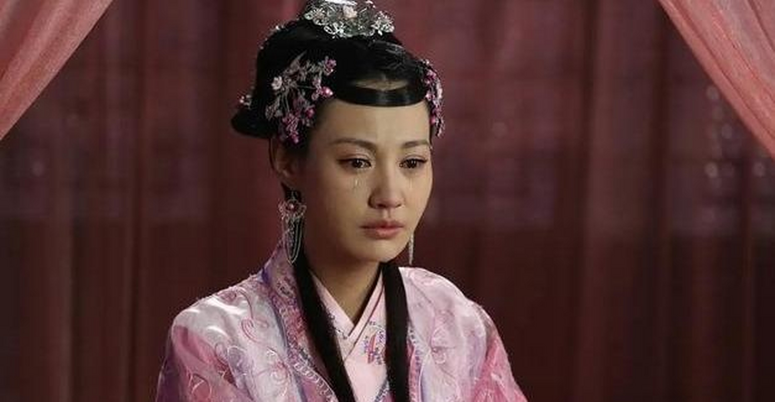 新版《圆月弯刀》是柳岩参演的首部武侠题材电视剧,柳岩在剧中饰演秦