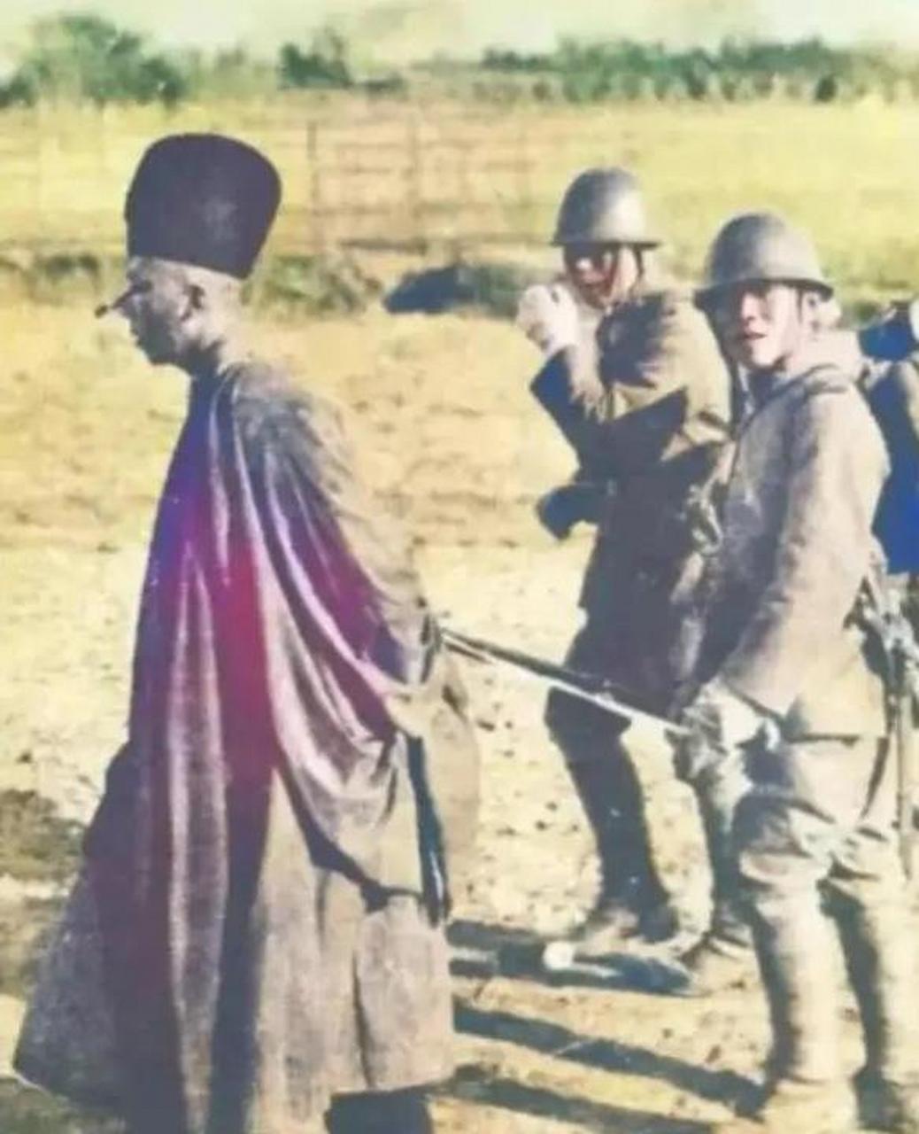 历史老照片: 1933年,两位日本鬼子押解着一个僧人,即将前往刑场执行