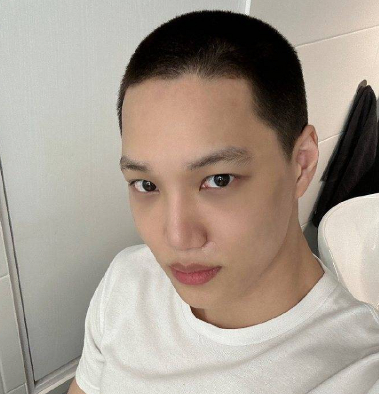 exo金钟仁晒入伍自拍照 剃寸头穿白t恤素颜出镜