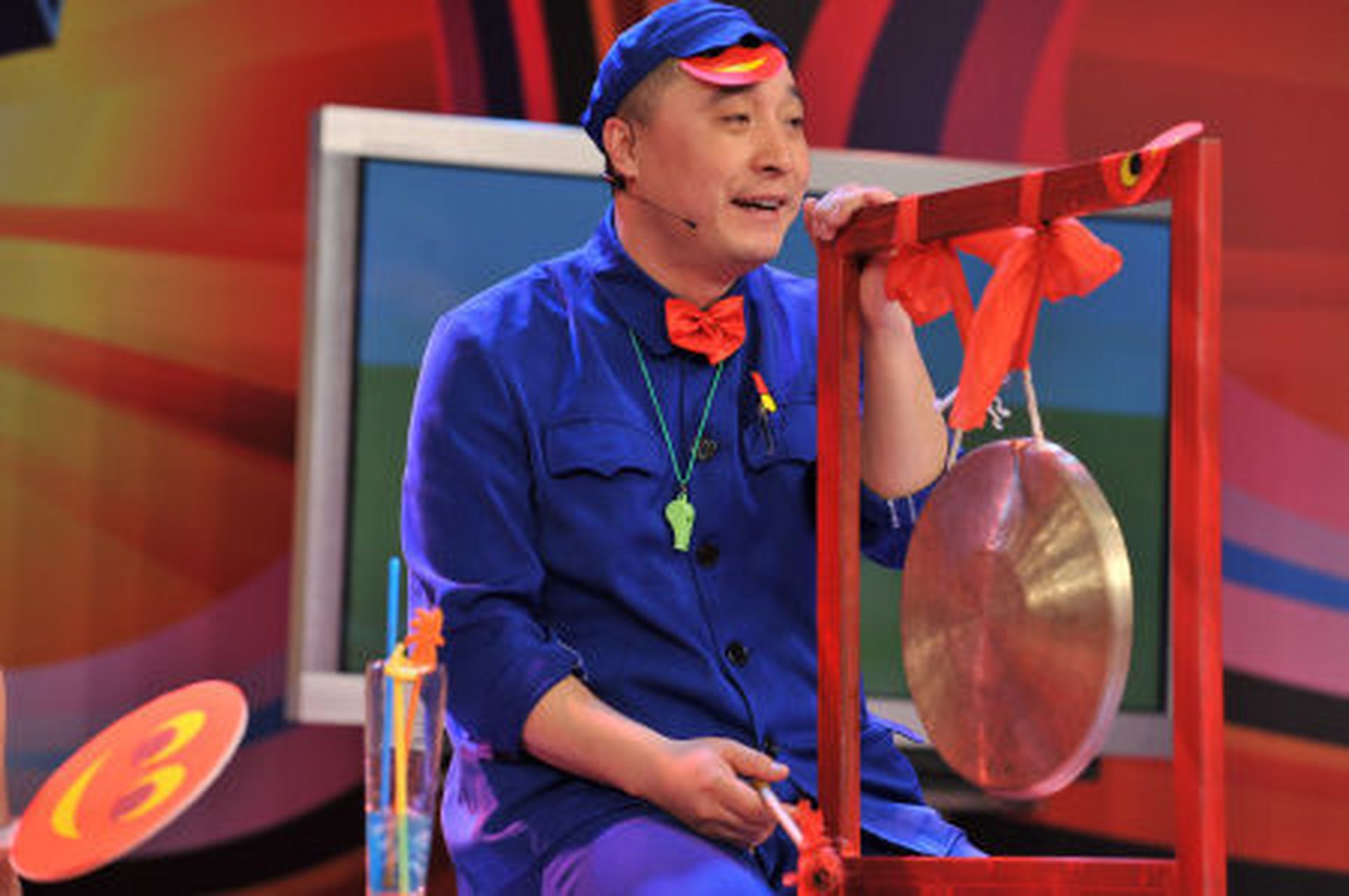 2004年央视小品大赛,赵本山弟子张小飞正表演着节目,主持人突然上台把