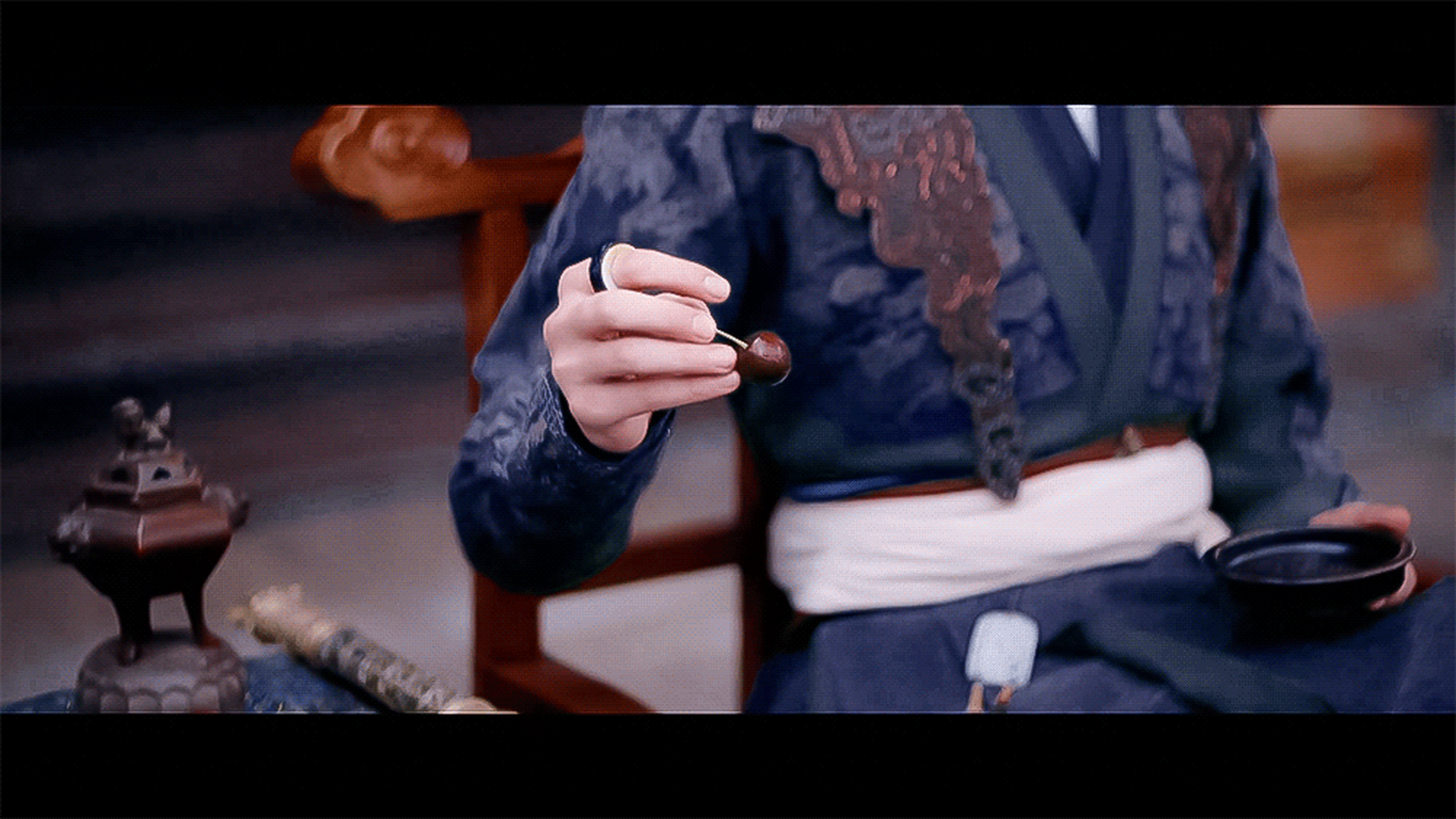 《浮图缘》剧组挺有钱的,男主肖铎吃的是车厘子,重点是他还经常吃.