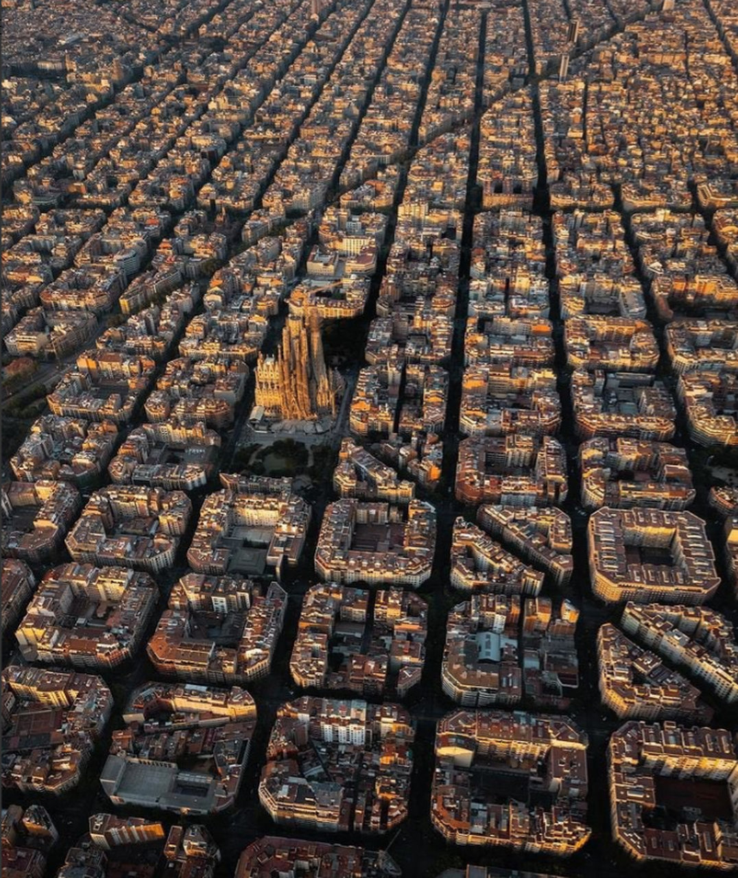 西班牙巴塞罗那城市俯瞰,这种块状街区设计俯瞰上去非常工整,像一个个